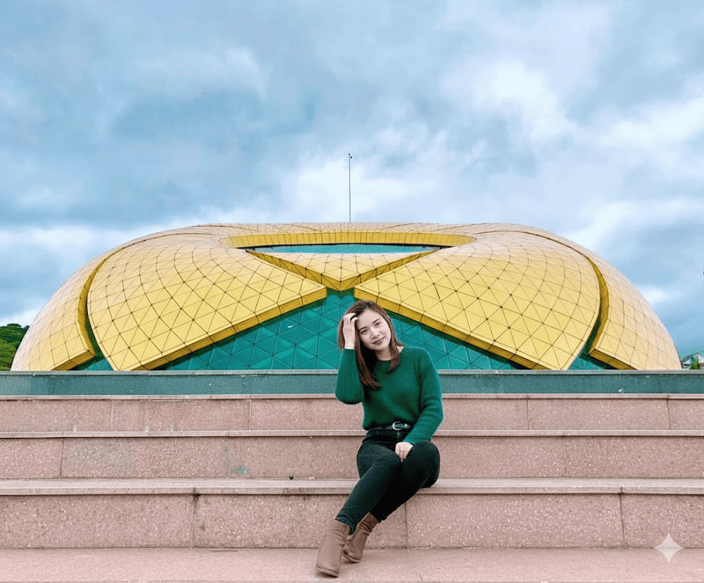 Những bậc thang b&ecirc;n dưới quảng trường l&agrave; địa điểm l&yacute; tưởng để tạo d&aacute;ng với b&ocirc;ng hoa D&atilde; Quỳ khổng lồ https://www.canva.com/design/DAG3K7OJE8w/ieZUfm5WEMP864ENiKHcdQ/edit?utm_content=DAG3K7OJE8w&utm_campaign=designshare&utm_medium=link2&utm_source=sharebutton